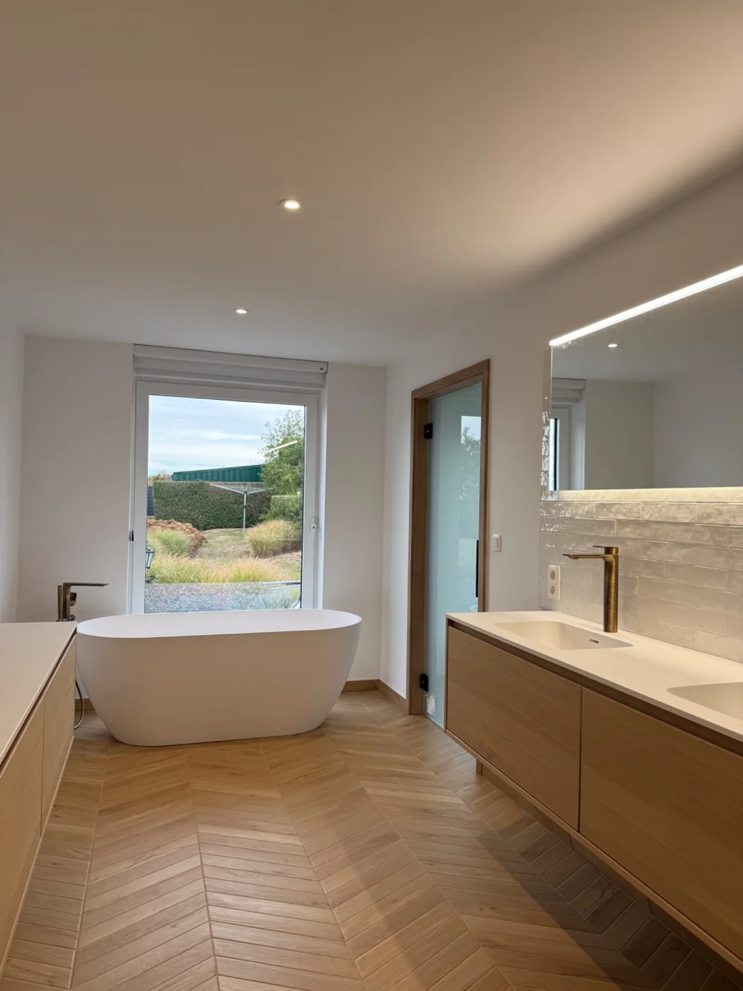 Salle de bains réalisée par FV Tech, avec baignoire et meuble double vasque